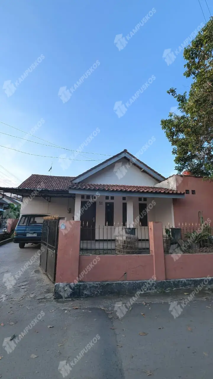 KONTRAKAN 5 KAMAR LUAS  AREA STADION MAGUWOHARJO DEKET PUSAT JAJAN 5K03RBS090426