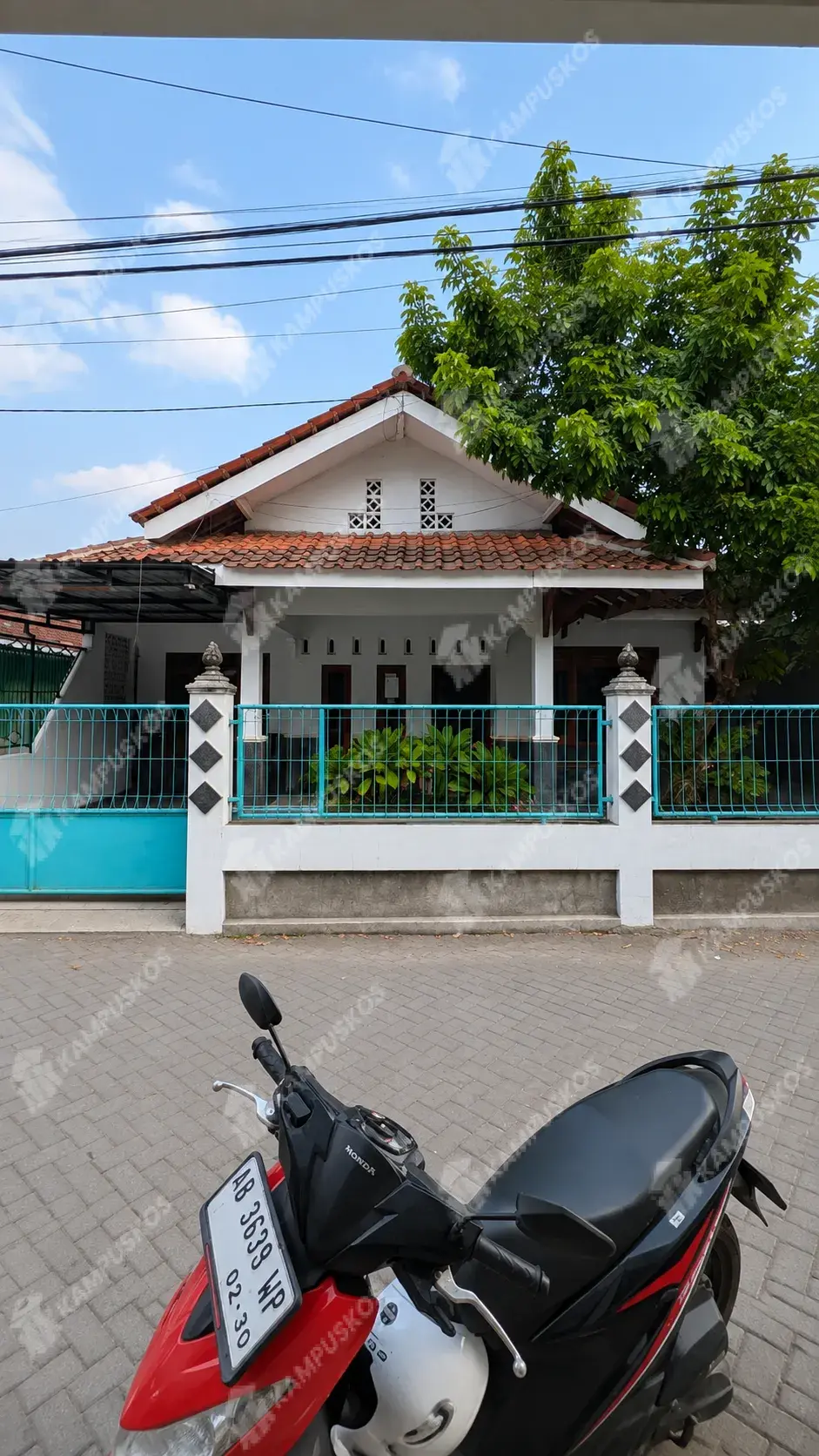 *DIKONTRAKAN RUMAH SUPER LUAS POSISI HOOK GARASI 3 HARGA MURAH AREA STADION MAGUWOHARJO*  4K03RBS0060926 