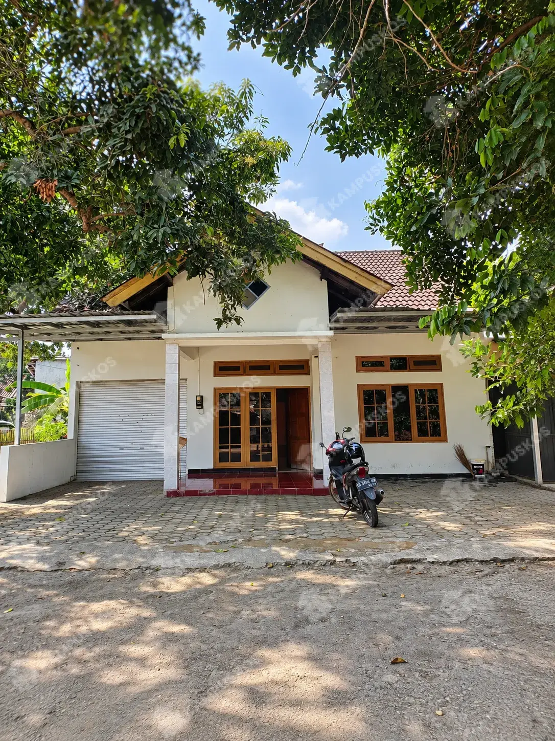 *DISEWAKAN RUMAH 5 KAMAR TIDUR KHUSUS MAHASISWA/MAHASISWI, LOKASI STRATEGIS DEKAT SADHAR KAMPUS 3 HALAMAN LUAS (BISA 2MOBIL)*  5K03AY020926 