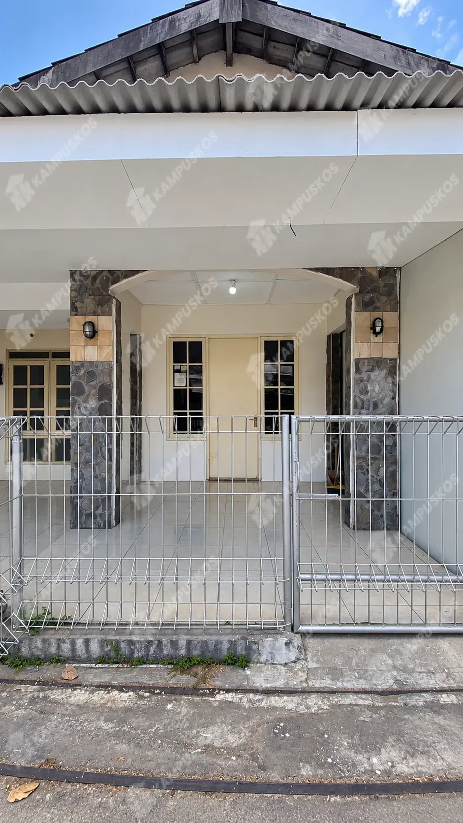 *DIKONTRAKAN RUMAH RENOVASI 3 KAMAR + AULA/RUANG MEETING (COCOK BUAT KANTOR) LOKASI STRATEGIS PINGGIR JALAN BISA PARKIR MOBIL*  3K03AY030926 
