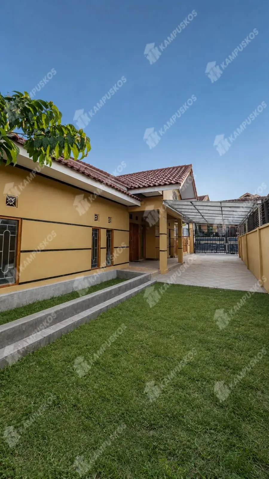*KONTRAKAN YANG BASECAMP-ABLE DI JALAN KALIURANG KM 7. LUAS + BISA PARKIR KENDARAAN BANYAK!*  4K03DR131026 
