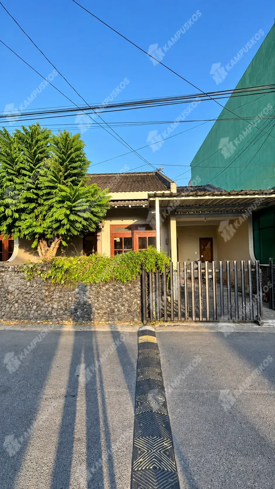 FOR RENT - RUMAH 2 KAMAR COZY ( Proses Renovasi ) - Area Jakal KM 7 ( GARDU PLN )   2K04AL111026 