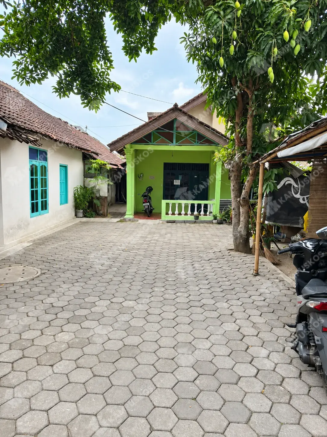 *For rent Rumah di Belakang Pakuwon Mall*  4K02R141026 