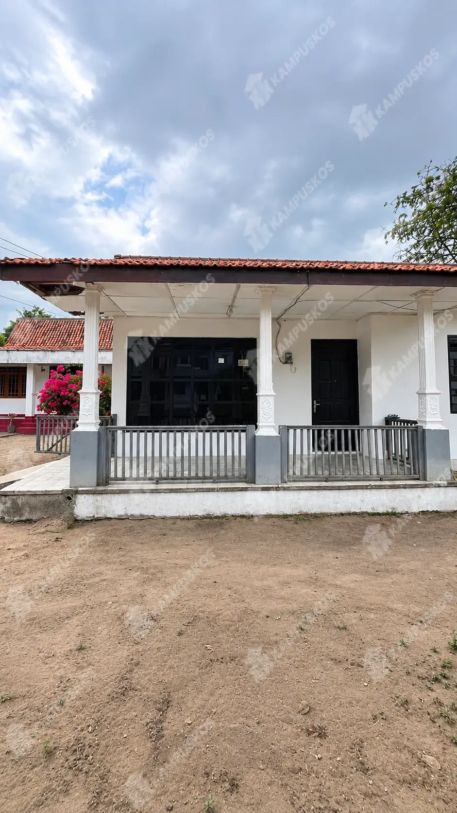 FOR RENT - RUMAH Cozy 3 KAMAR + Halaman depan Lega - (Seturan, Wahid Hasyim)  3K02AL141126 